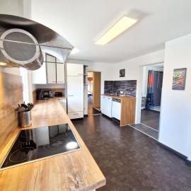 Traumwohnung mit Sonnen-Balkon - nur 5 min vom EP, hotel in Rheinhausen