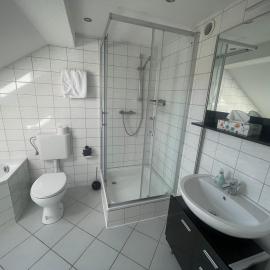 Weißes Apartmenthaus am Kanal, hotel Emdenben