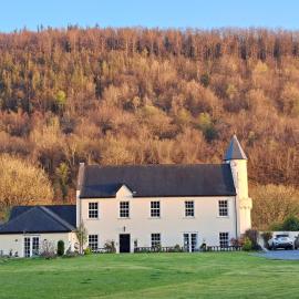 Glangwili Mansion - Luxury 5 star Bed & Breakfast، فندق في كرمرثن