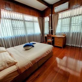 Whales Come to the River - Riverside - 3 rooms on 2nd floor, hotell sihtkohas Ban Bang Phli Nua
