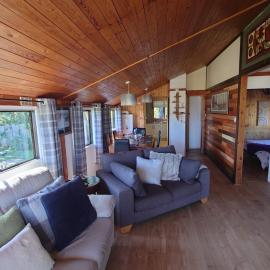 Wildwood Cabin - Sleeps 6 Hot Tub & Parking, hotel Beattockban