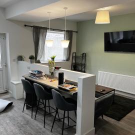 ResiLets - Plessey Road House, Large, Modern Home