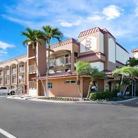Red Roof Inn PLUS+ & Suites Naples Downtown-5th Ave S, viešbutis mieste Neiplsas