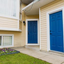 THE BLUE DOOR house with Central AC and garage access, Hotel in Grande Prairie