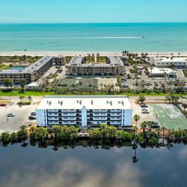 Beachy bayfront condo on Sanibel island Minutes to beach Sandpebble 4E