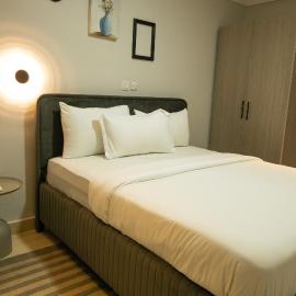 The Pinnacle Apartment, Bar and Lounge – hotel w mieście Otinshi
