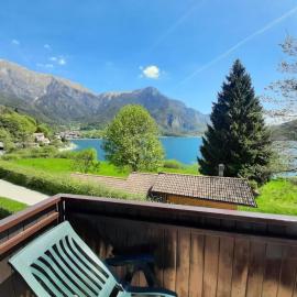 Casa Bepi balcone, hotel in Mezzolago