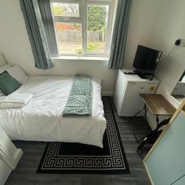 Private Room Sleeps 2 with Ensuite & Parking