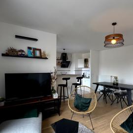 Charmant appartement aux portes de Paris, avec Balcon et Parking, hotel in Aubervilliers