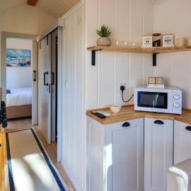 The Gatwick Cabin With Airport Parking Available, hotell i Horley