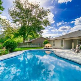 Private Heated Pool Arcade Games Sleeps 10 Jacksonville Home, hotel in Jacksonville