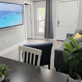 Homey 2BR Home Near DT & Airport