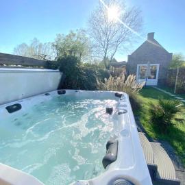 Huisje Suus, inclusief jacuzzi, kano en kajak, hotel di Zuid-Scharwoude