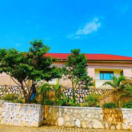 Blooming Homes Uganda, hotel in Kyebando