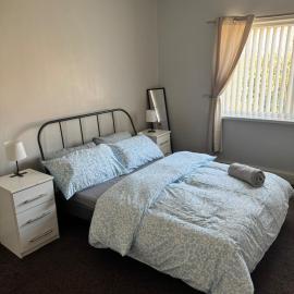 Spacious 2 bedroom flat in Newcastle w Free parking