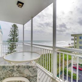 Ocean Sunrises! Beachfront Satellite Beach Condo, Hotel in Satellite Beach