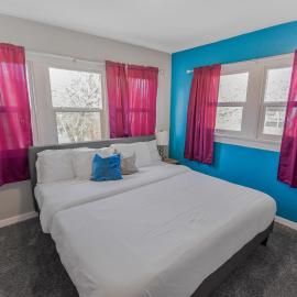 Cozy upper unit great for family visiting Zoo medica campus and downtown, hotel in Denver