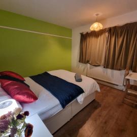 Spacious Double Room Ideal for Professionals Heathrow Uxbridge Access StockleyPark Brunel University Hillingdon Hospital Prologis Park