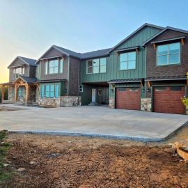 Zion Breeze - New! 6 King Suites, 8 bdrm, Hot Tub, EV, E-Scooters