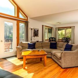 Pet Friendly 3 Bdrm Home with Hot Tub by StayIn, hotelli kohteessa Fernie