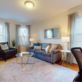 Sunny,spacious, sleeps 4, steps to MBTA,Hospitals: Brookline şehrinde bir otel