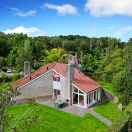 Kraanvogel I Fraaie bungalow met mooie grote tuin, hotel in Zwiggelte