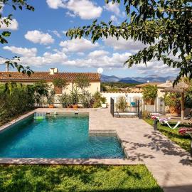 Newly renovated house with pool in Sineu center, Hotel in Sineu
