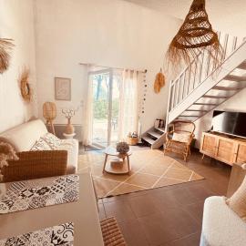 Maison de vacances au calme 4 personnes residence avec piscine, hotel in Aubignan