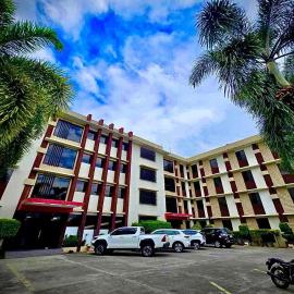 At The Pad Hotel and Resort, hotel di Angeles
