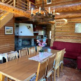 Kuningatalu Palkmaja, hotel en Roosisaare