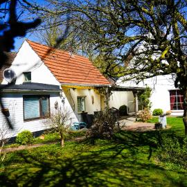 Gemütliches Haus mit großem traumhaften Garten, hotel a Bremen