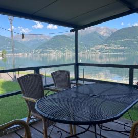 Bungalow Adria Lido di Colico , Direct on Lake & Central Town, hotel din Colico
