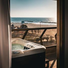 Sea Suites -סוויטה מהממת עם ג'קוזי ונוף לים והטיילת באשקלון, hotel in Ashkelon