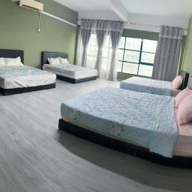 Check In Studio Homestay 12pax 1 Big Room with 4 kingsize 2 single matress Spacious space Super Budget, hotel a Sibu