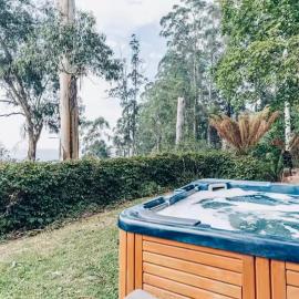 Villa with Spa and Breathtaking Views of Dandenong Ranges、Kaloramaのホテル