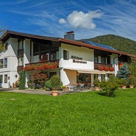 Gästehaus Menkenbauer inkl. Chiemgaukarte, hotel in Ruhpolding