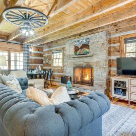 Hot Tub, Fire Pit & Creek Access: Whittier Cabin!, hotel a Whittier