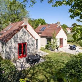 Vacation house with sunny garden near lake: Ewijk şehrinde bir otel