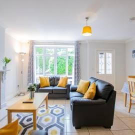 33 - Spacious 2BR Apartment - Sleeps 5, hotel i Galway