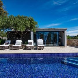 Private Cottage in olive grove with heated Pool, hotelli kohteessa Vinišće