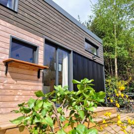 My Tiny House proche mer، فندق في Clohars-Fouesnant