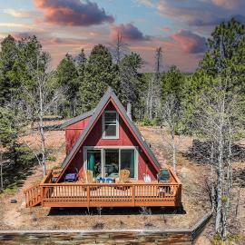 Slope Summit Rustic A-Frame Cabin w Scenic Views, hotel em Divide