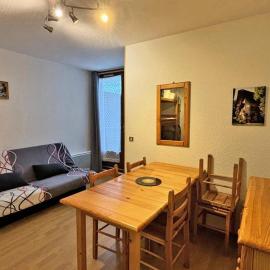 Résidence Les Ecrins - ECRINS205 - APPARTEMENT 4 PERSONNES, SECTEUR 1700M AVEC BALCON MAE-0981, hotel in Les Prés