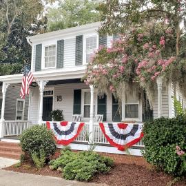 1860 House In the Heart of Downtown