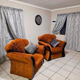 Cheerful 2-Bedroom Holiday Home, Hotel in Kathu