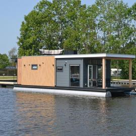 Viesnīca Houseboat in Sneek with Lake Views pilsētā Offingawier