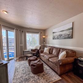 Beautiful Inn Building Updated Condo 211