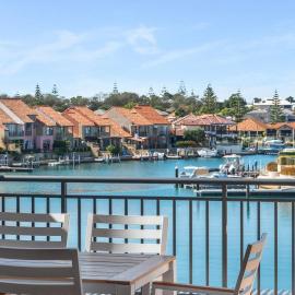 Pet Friendly Luxe Canals Waterfront Retreat with Private Jetty & Spa, hotel a Wannanup