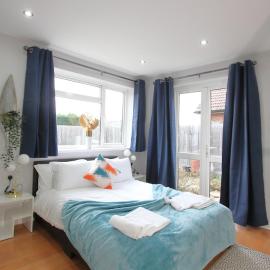 Stunning 3 Bedroom 2 Bathroom Bungalow by CozyNest, Hotel in Earley