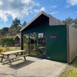 Duurzame cabin, gelegen in de natuur aan zee, hotel in Callantsoog